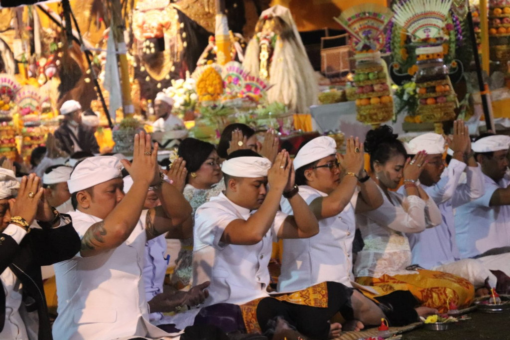 Piodalan Pura Penataran Pucak Tedung, Bupati Giri Prasta Sembahyang Bersama